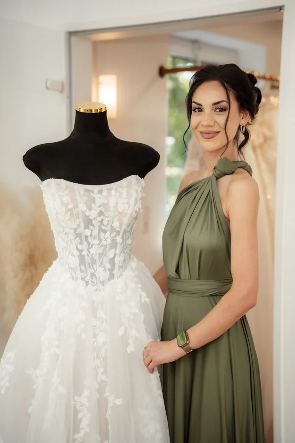 Inhaberin Alida in der SAY YES Boutique neben einem Brautkleid