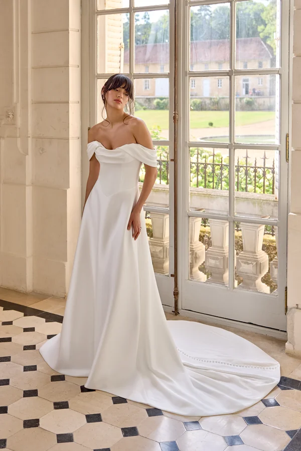 Cezanne von Justin Alexander, ein minimalistisches schulterfreies Brautkleid aus glattem Stoff