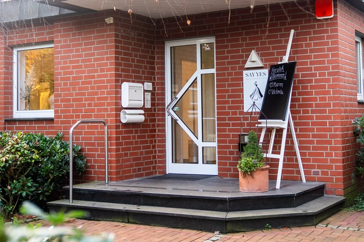 Der Eingang der SAY YES Boutique in Dorsten mit dem SAY YES Schild neben der Tür